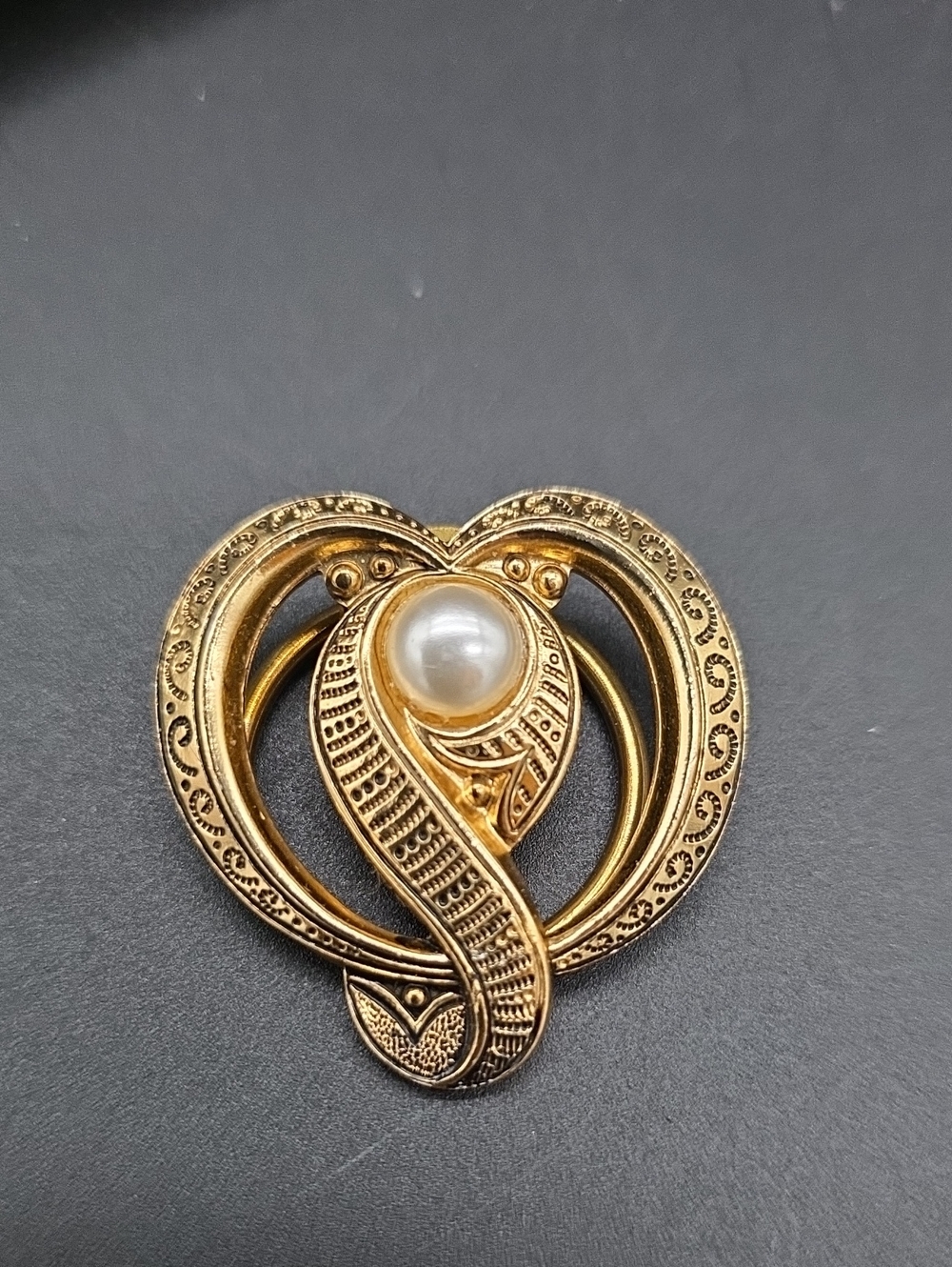 Gold-Tone Heart Pearl scarf clip Brooch - Elegant Women’s Jewelry